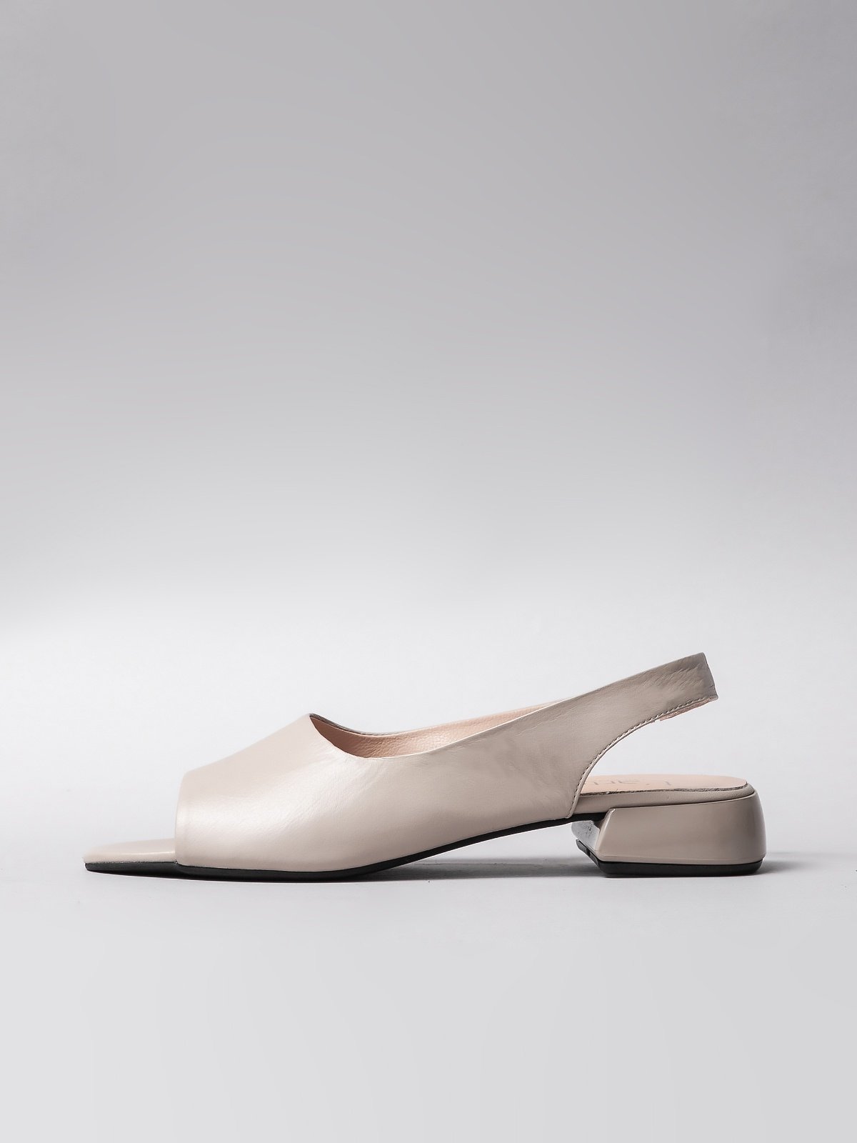 Women's leather sandals