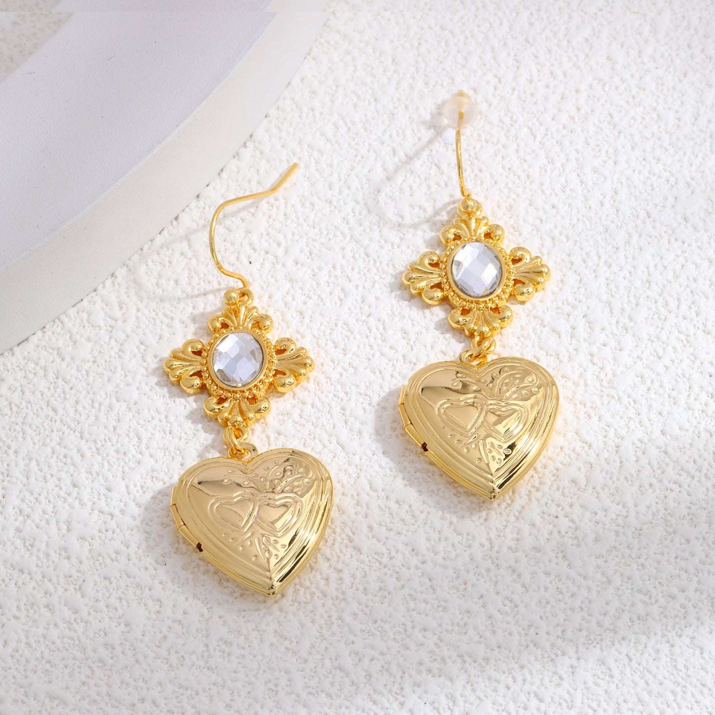 Palace retro temperament earrings, Spring and Autumn fashion peach heart earrings, high-end earrings, French earrings